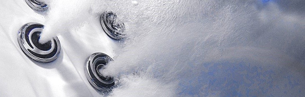 Delujoče masažne šobe pod vodo.